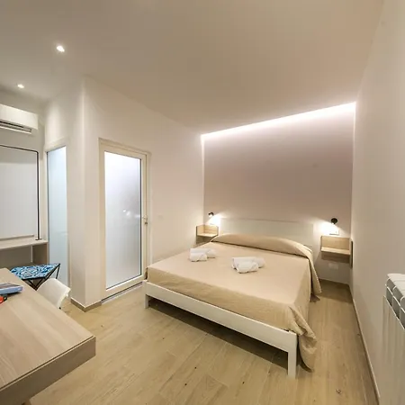 Konukevi Coresi Cefalù